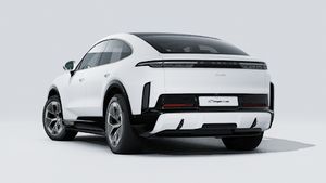 Зовнішній вигляд Cayenne Turbo Coupé Electric , що показує задню і ліву сторону автомобіля