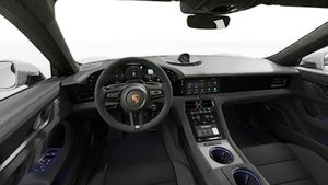 Вид зсередини з рульовим колесом і панеллю приладів Taycan GTS