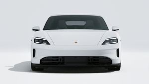 Зовнішній вигляд Taycan GTS , що показує передню частину автомобіля