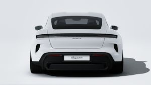 Зовнішній вигляд Taycan Turbo S із зображенням задньої частини автомобіля
