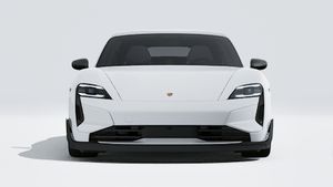 Зовнішній вигляд Taycan Turbo GT , що показує передню частину автомобіля