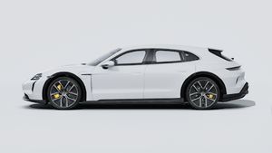 Зовнішній вигляд Taycan Turbo S Cross Turismo , що показує лівий бік автомобіля