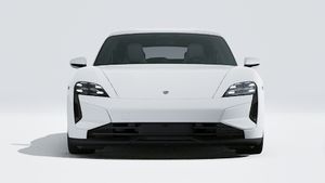Зовнішній вигляд Taycan Turbo Sport Turismo , що показує передню частину автомобіля