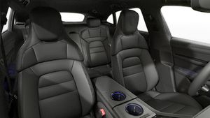 Вид зсередини, що показує передні сидіння Taycan 4S Sport Turismo Black Edition