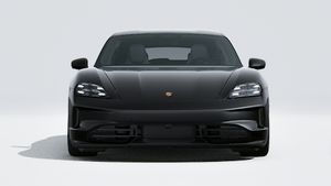 Зовнішній вигляд Taycan 4S Sport Turismo Black Edition , що показує передню частину автомобіля