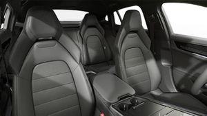 Вид зсередини, що показує передні сидіння Panamera 4