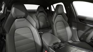 Вид зсередини, що показує передні сидіння Panamera 4 E-Hybrid