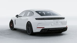 Зовнішній вигляд Panamera GTS , що показує задню і ліву сторону автомобіля