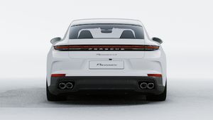 Зовнішній вигляд Panamera 4S E-Hybrid із зображенням задньої частини автомобіля