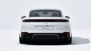 Зовнішній вигляд Panamera Turbo E-Hybrid із зображенням задньої частини автомобіля