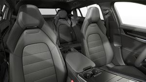 Вид зсередини, що показує передні сидіння Panamera 4 E-Hybrid Executive