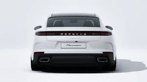 Зовнішній вигляд Panamera 4 E-Hybrid Executive із зображенням задньої частини автомобіля