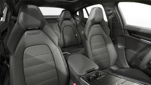 Interior view showing the front seats of Panamera 4S E-Hybrid