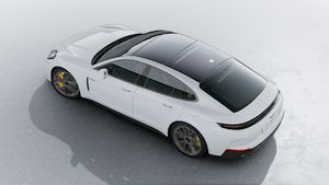 Exterior view of Panamera Turbo S E-Hybrid seen from above