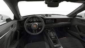Vista interior que muestra el volante y el salpicadero de 911 Carrera GTS