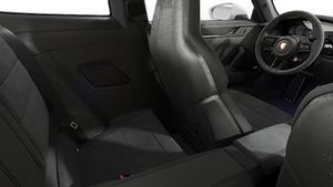 Vista interior de los asientos traseros del 911 Carrera GTS