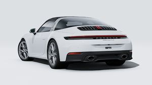 Vista exterior de 911 Targa 4S mostrando la parte trasera y el lado izquierdo del coche
