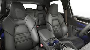 Vista interior de los asientos delanteros del Cayenne Turbo E-Hybrid