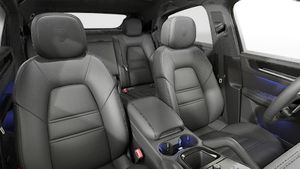 Vista interior de los asientos delanteros del Cayenne Coupé Black Edition
