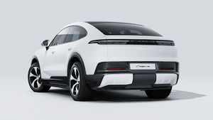 Vista exterior de Cayenne S Coupé Electric mostrando la parte trasera y el lado izquierdo del coche