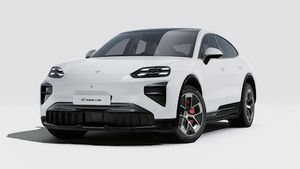 Vista exterior de Cayenne Turbo Coupé Electric mostrando la parte delantera y el lado izquierdo del coche