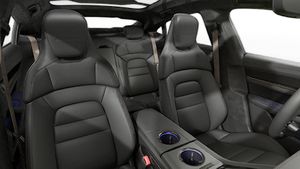 Vista interior de los asientos delanteros del Taycan Turbo S