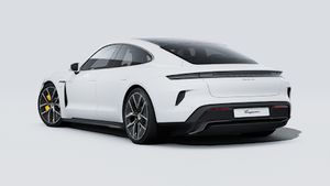 Vista exterior de Taycan Turbo S mostrando la parte trasera y el lado izquierdo del coche