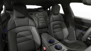 Vista interior de los asientos delanteros del Taycan 4S Black Edition