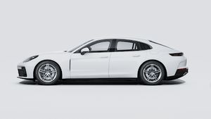 Vista exterior de Panamera 4 E-Hybrid mostrando el lado izquierdo del coche
