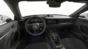 Вид изнутри на рулевое колесо и приборную панель 911 Carrera GTS