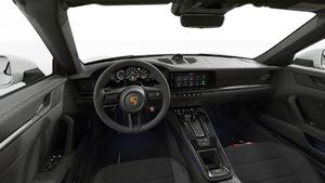 Вид изнутри на рулевое колесо и приборную панель 911 Carrera GTS Cabriolet
