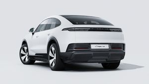 Внешний вид Cayenne Coupé Electric с изображением задней и левой части автомобиля