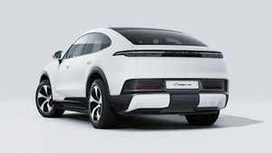 Внешний вид Cayenne S Coupé Electric с изображением задней и левой части автомобиля