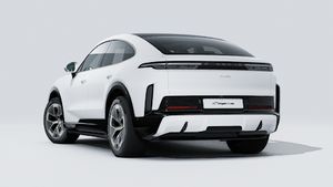 Внешний вид Cayenne Turbo Coupé Electric с изображением задней и левой части автомобиля