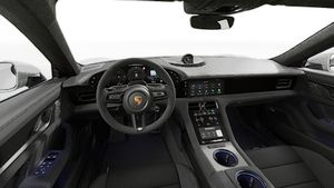 Вид изнутри на рулевое колесо и приборную панель Taycan GTS