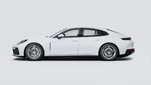 Внешний вид Panamera 4 E-Hybrid с левой стороны автомобиля