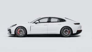 Внешний вид Panamera Turbo E-Hybrid с левой стороны автомобиля