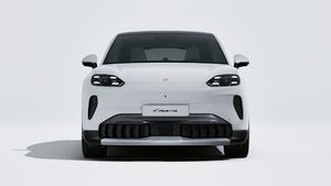 Exterior view of Cayenne S Coupé Electric showing the front of the car