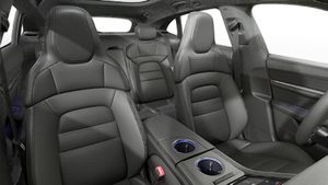 Interior view showing the front seats of Taycan 4 Cross Turismo