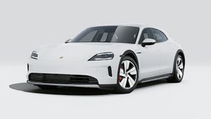 Exterior view of Taycan 4S Cross Turismo showing the front and left side of the car