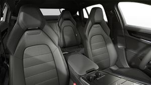 Interior view showing the front seats of Panamera 4 E-Hybrid